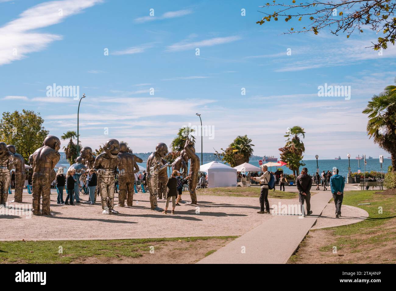 Vancouver, BC, Canada-1 octobre 2023 : a-Mazing-Laughter est un groupe de sculptures en bronze de l'artiste Yue Minjun situé dans le parc Morton à English Bay Banque D'Images