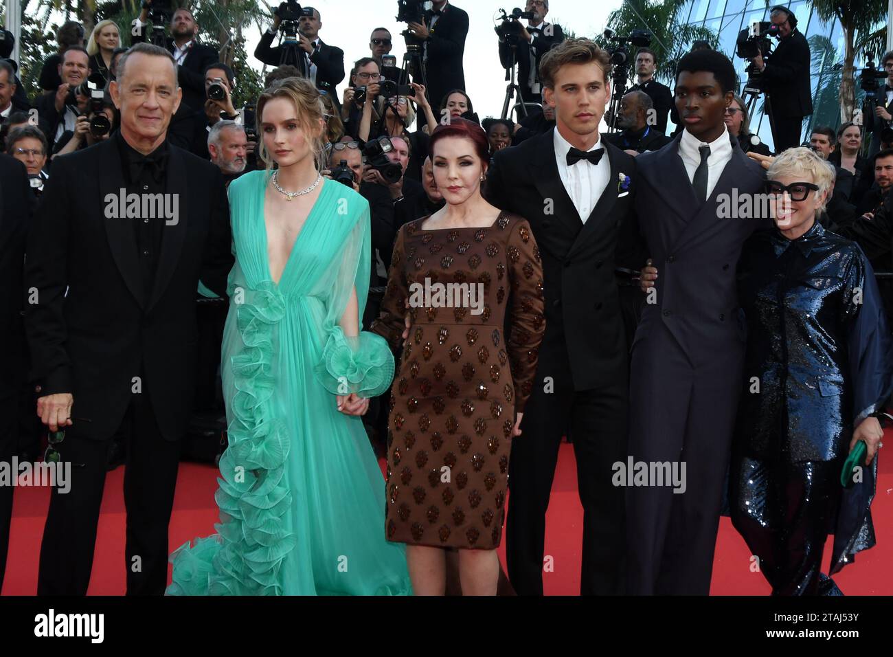 CANNES, FRANCE - MAI 25 : Tom Hanks , Austin Butler. Baz Luhrmann .Priscilla Presley,Olivia DeJonge assistent à la projection de 'Elvis' lors de la 75e ann Banque D'Images