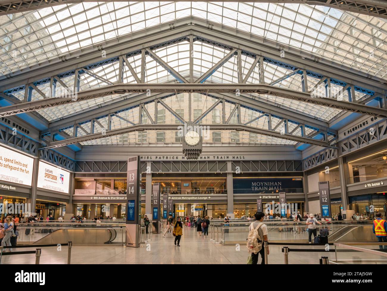 New York, NY, US-9 septembre 2023-Daniel Patrick Moynihan train Hall, une extension de la gare Pennsylvania de New York City est une zone d'attente animée Banque D'Images