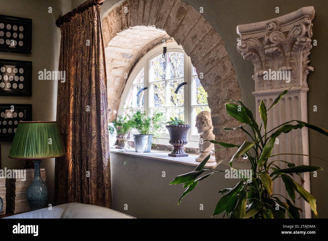 Intaglios d'empereurs romains avec abat-jour en tissu sari à la fenêtre originale en pierre Cotswold dans la conversion de grange géorgienne, Tetbury, Gloucestershire, Royaume-Uni. Banque D'Images