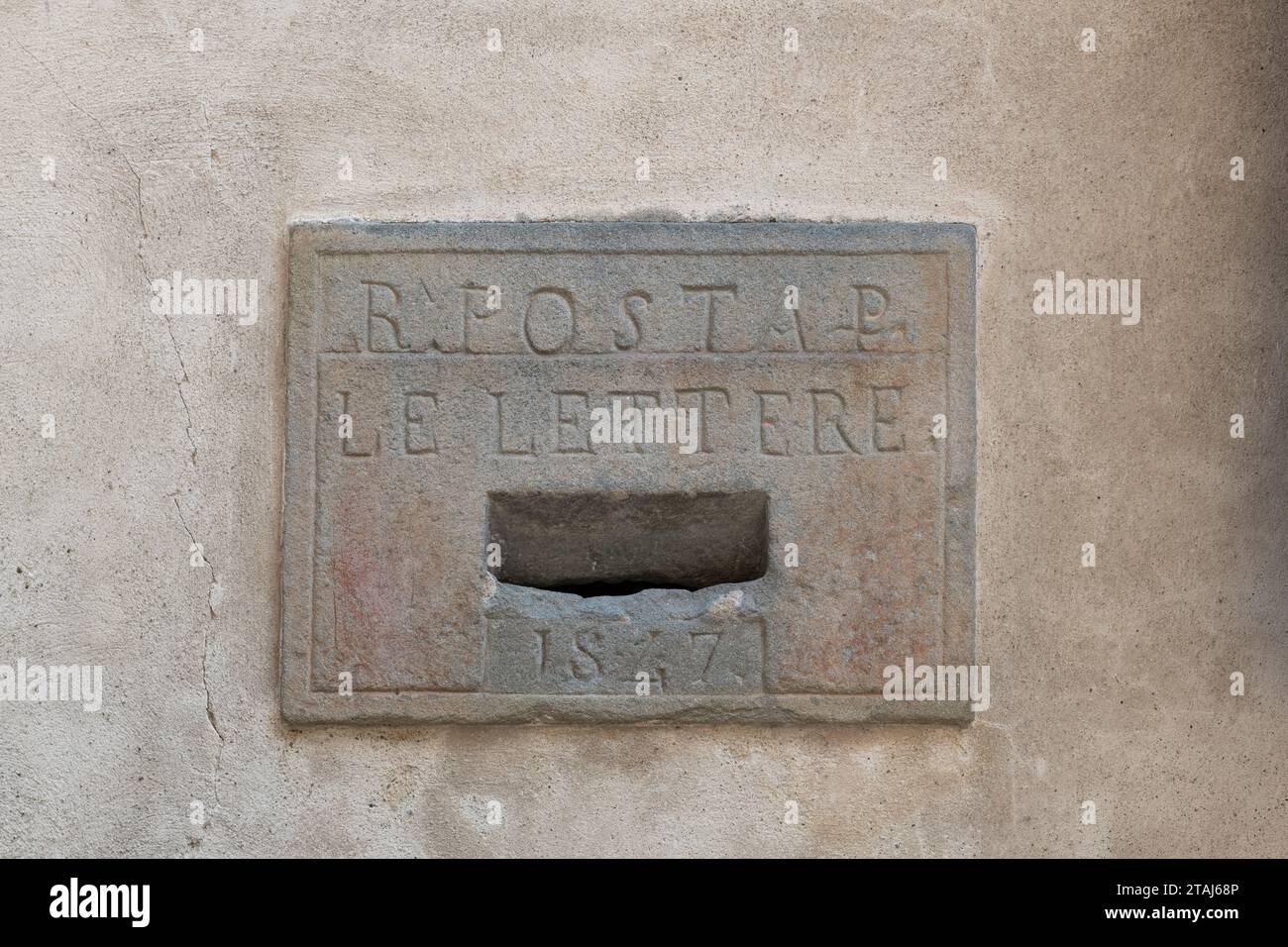 Une boîte de dépôt de lettres antique, vieille, en pierre qui dit, en italien, "Post Letters". Banque D'Images