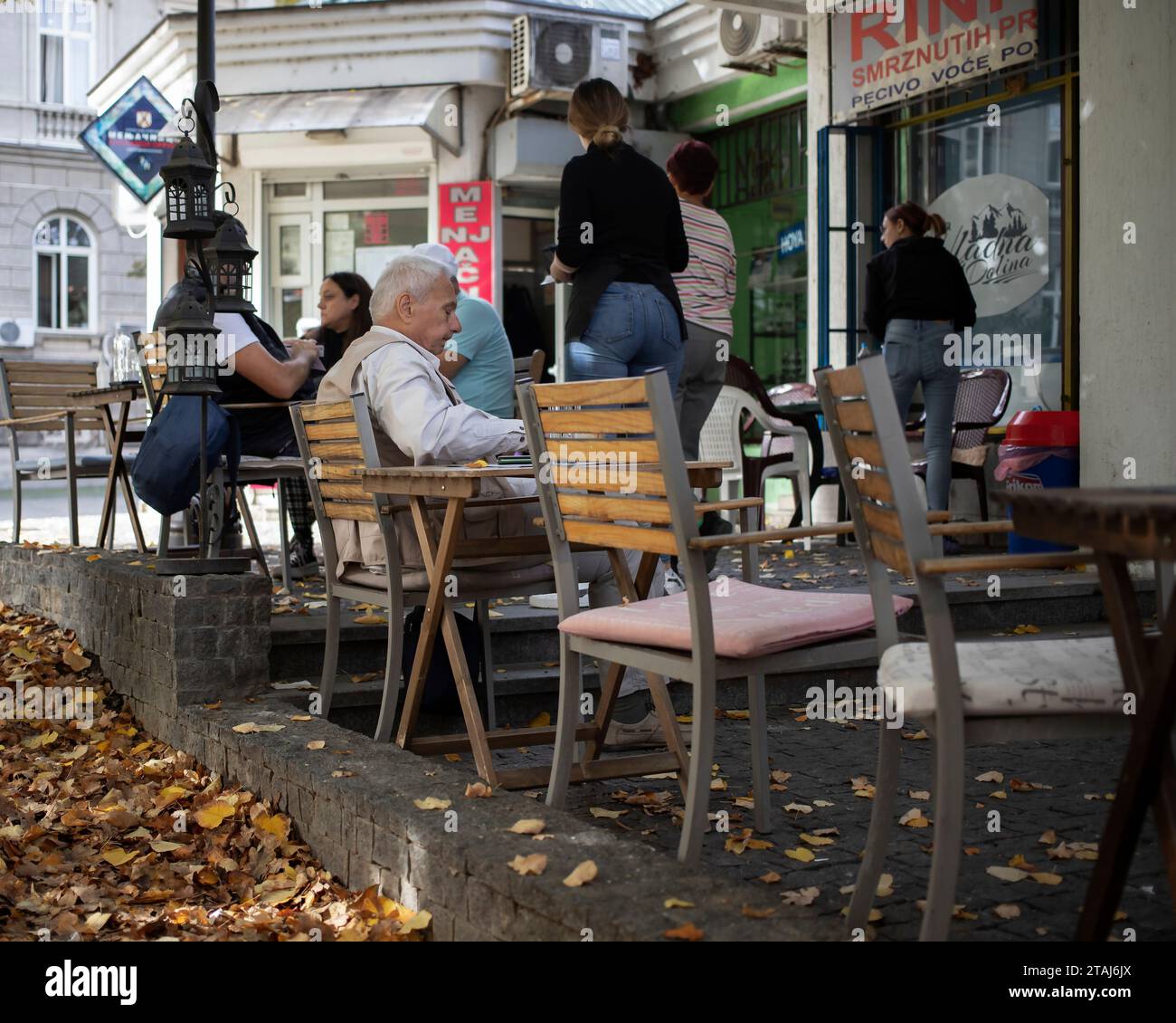 Belgrade, Serbie, 24 octobre 2023 : vue d'un pub local avec des invités à Zemun Banque D'Images