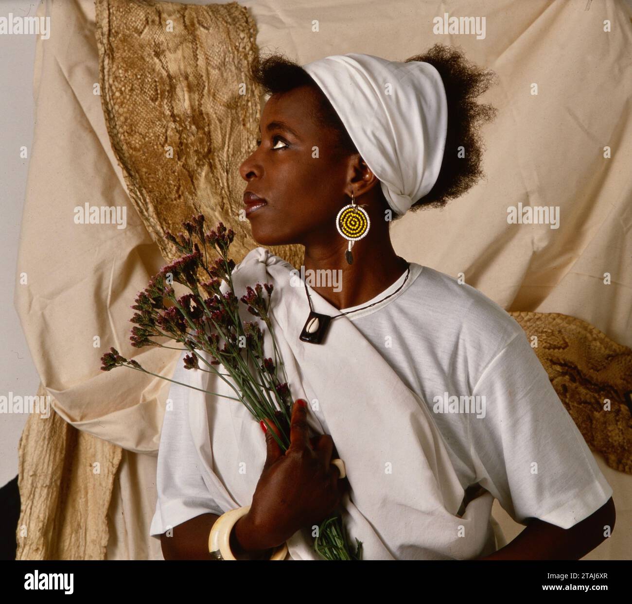 « Grace » sud-africaine, une jeune femme qui brille une lumière dans un temps de ténèbres. Yeoville, Johannesburg Gauteng, Afrique du Sud 1989. De la collection - Afrique du Sud années 1980 - Archives photographiques Don Minnaar Banque D'Images