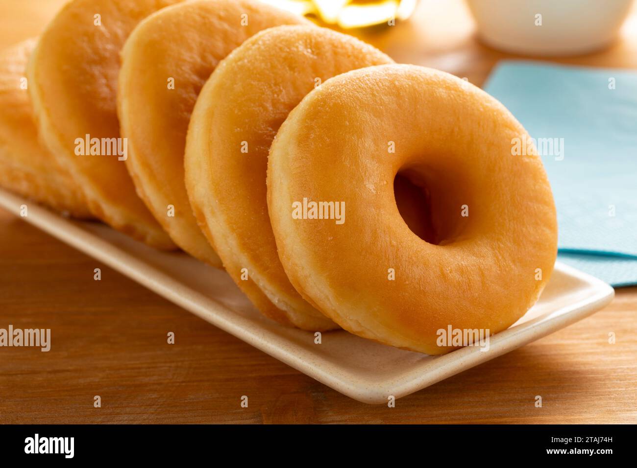 Assiette avec de savoureux beignets traditionnels sucrés fermer pour une collation Banque D'Images