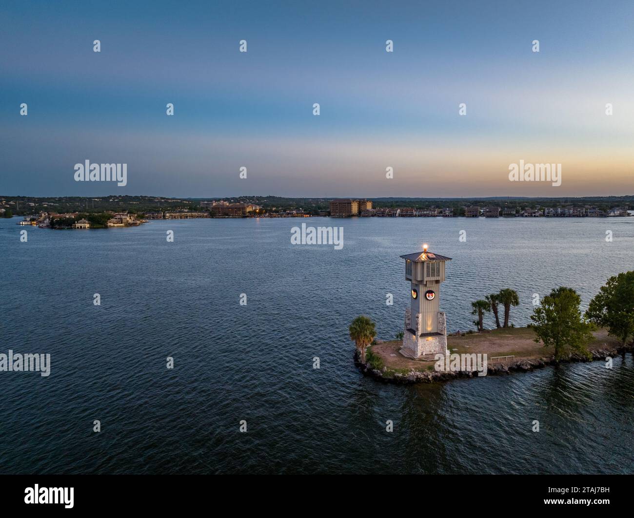 Une scène idyllique d'une île avec un phare de Horseshoe Bay sur un plan d'eau tranquille Banque D'Images