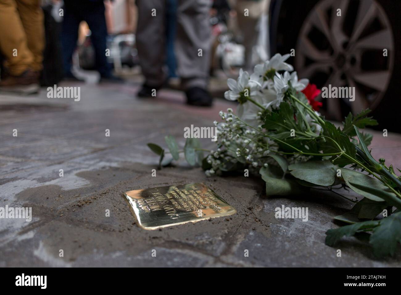 Madrid, Madrid, Espagne. 1 décembre 2023. Des fleurs accompagnent la Stolpersteine pour commémorer Miguel Calvo SÃ¡nchez, assassiné par les nazis dans le camp de concentration de Mauthausen-Gusen, lors d'un acte pour placer huit Stolpersteine, de républicains espagnols, déportés dans les camps nazis, qui vivaient dans le quartier madrilène d'Arganzuela à Madrid. (Image de crédit : © Luis Soto/ZUMA Press Wire) USAGE ÉDITORIAL SEULEMENT! Non destiné à UN USAGE commercial ! Banque D'Images