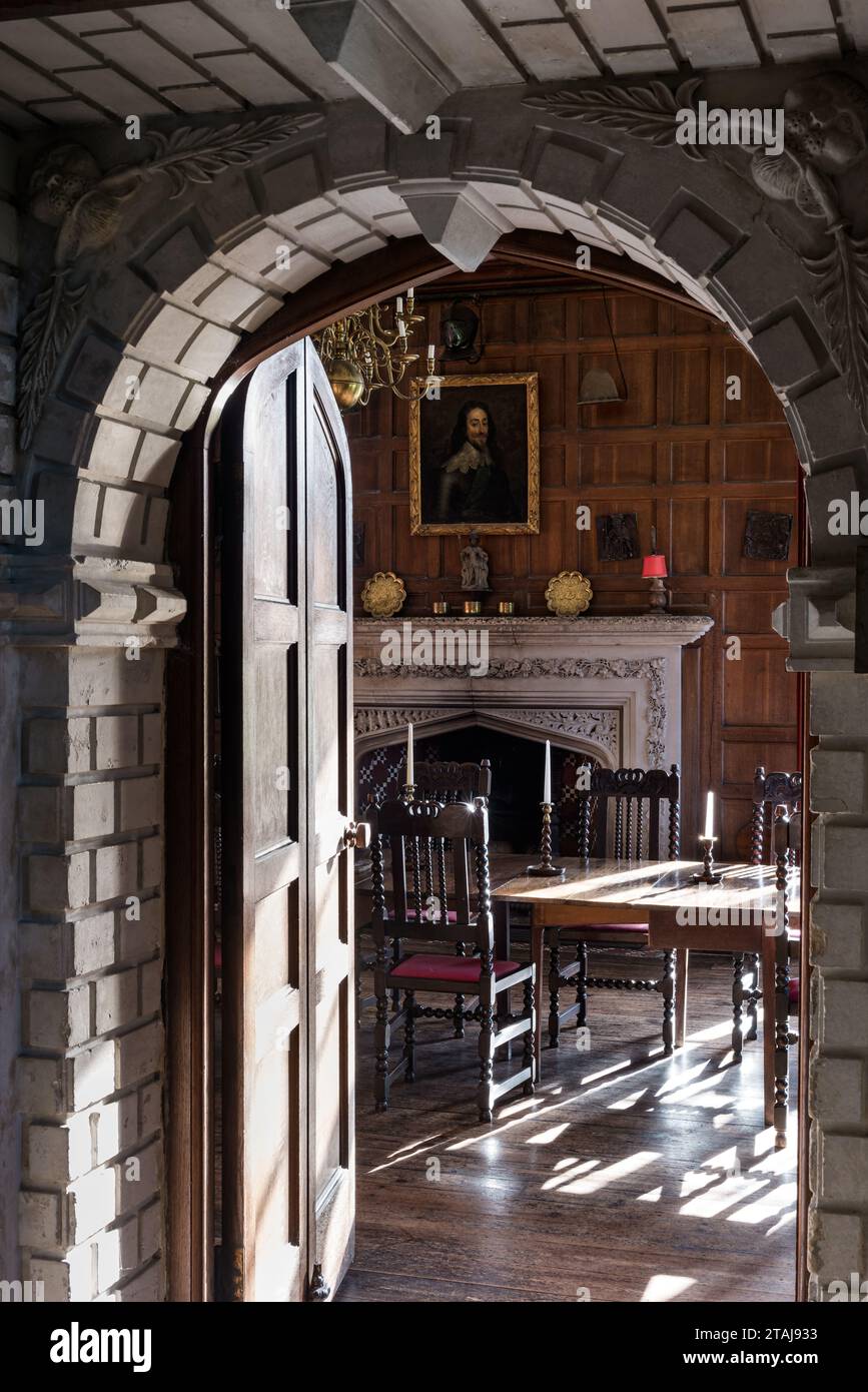 Vue par la porte voûtée à la salle à manger lambrissée à Wolfeton House, Dorset, Angleterre, Royaume-Uni. Banque D'Images