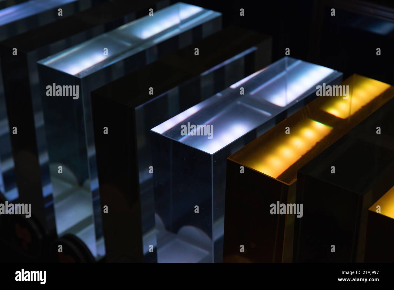 Blocs de verre solides avec éclairage coloré, arrière-plan optique abstrait Banque D'Images