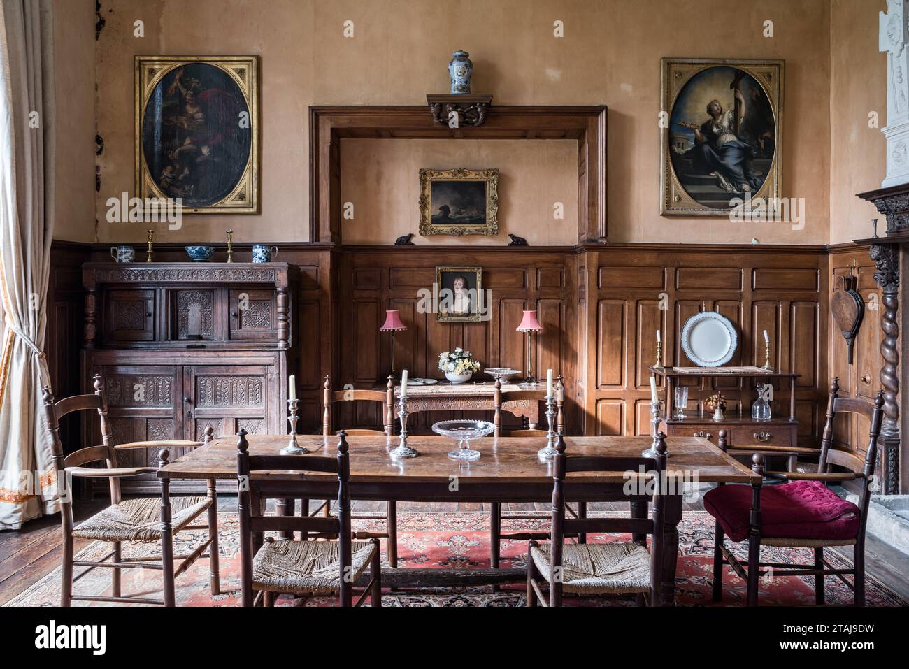 Salle à manger lambrissée avec meubles anciens à Wolfeton House, Dorset, Angleterre, Royaume-Uni. Banque D'Images