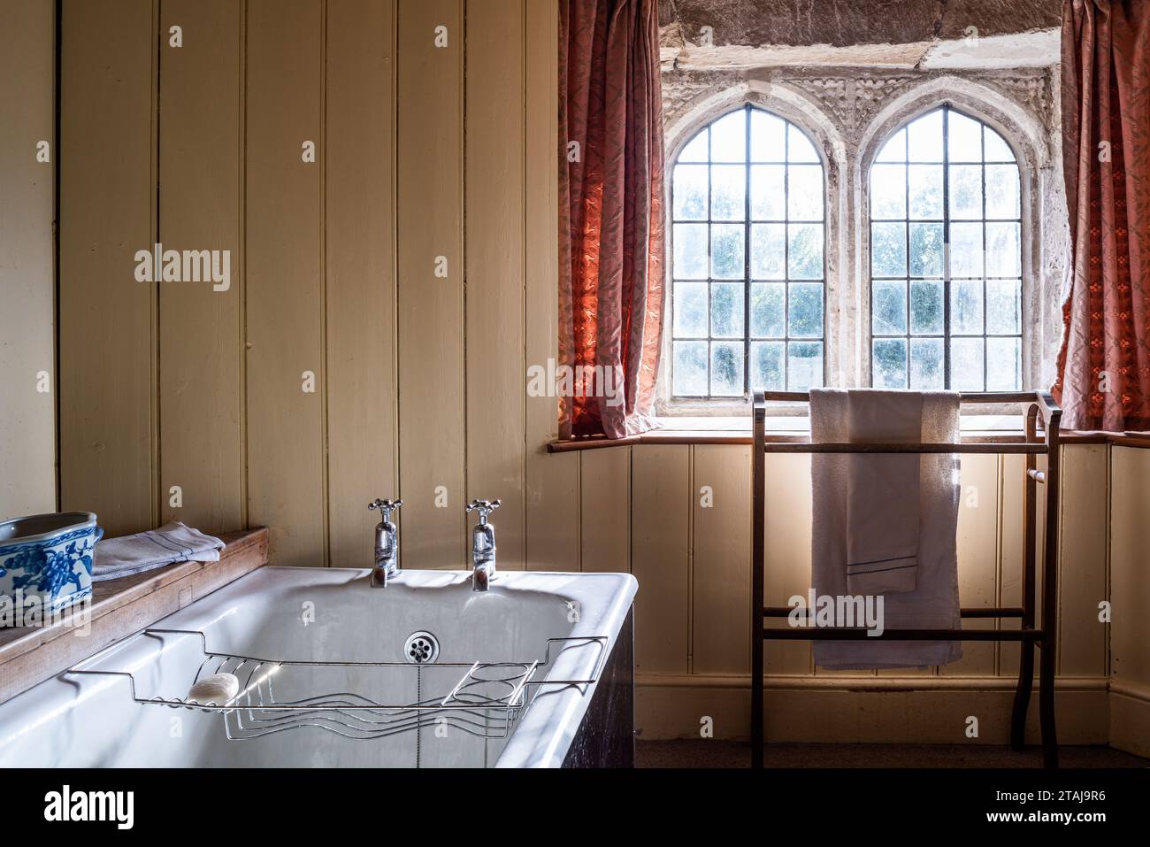 Fenêtres en verre plombé dans la salle de bains à Wolfeton House, Dorset, Angleterre, Royaume-Uni. Banque D'Images