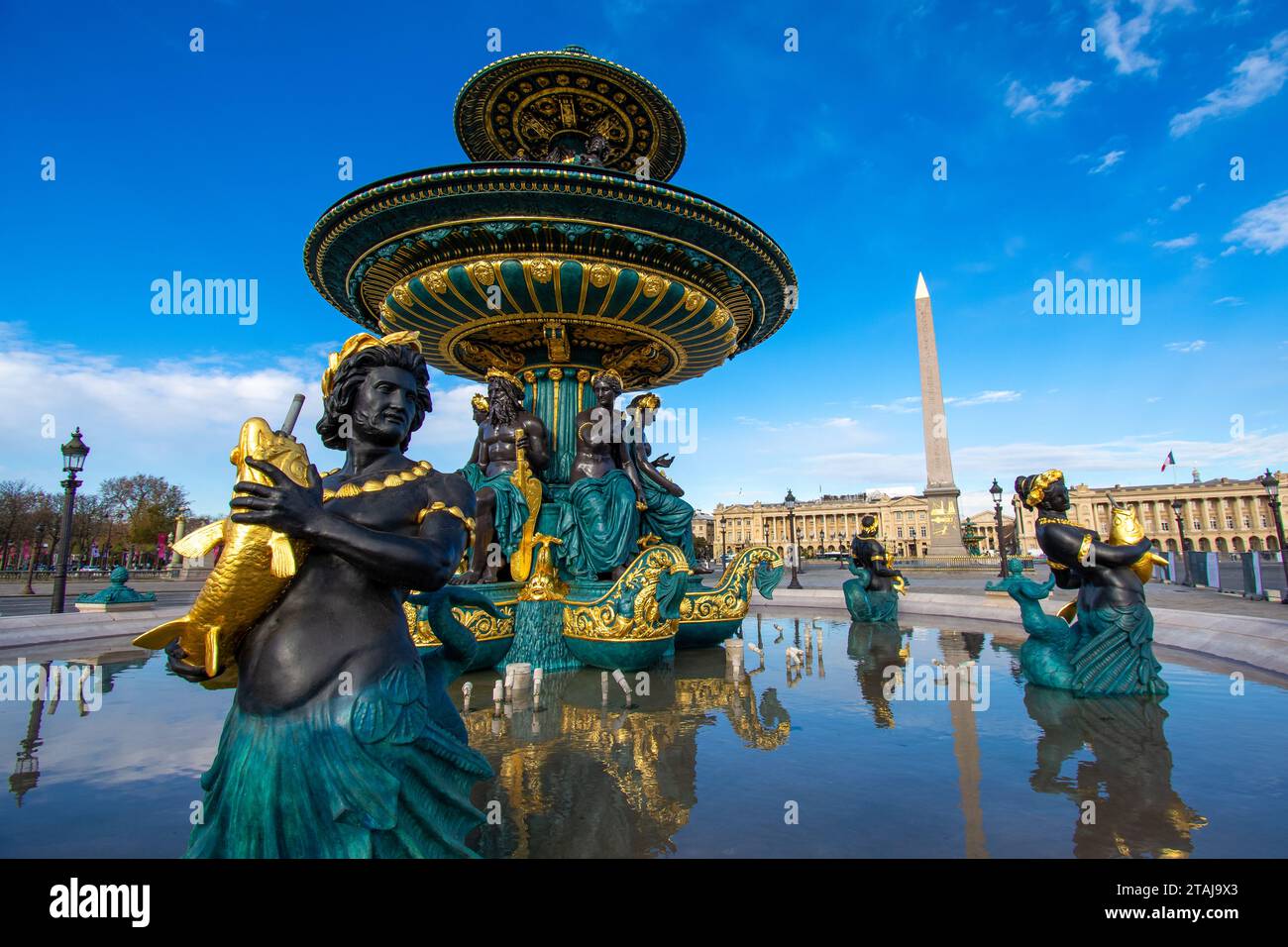 Fontaine des Mers, l'une des deux monumentales fontaines de la Concorde, près du célèbre Obélisque de Louxor, sur la place de la Concorde Banque D'Images