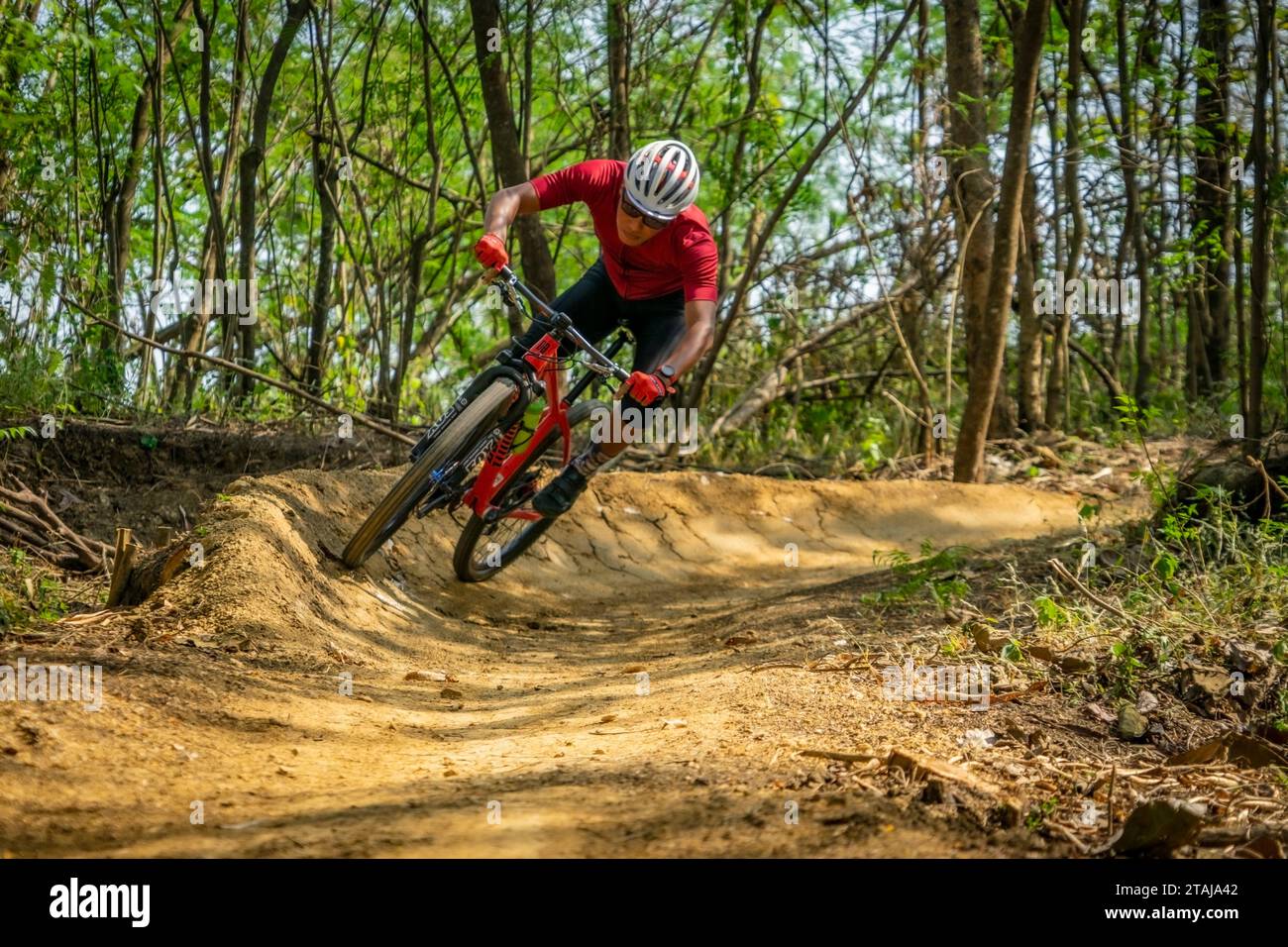 Un homme faisant du VTT en Indonésie le 23 juin 2023 Banque D'Images
