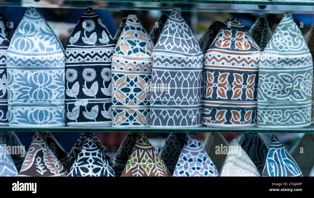 Salalalah, Oman -novembre 11,2023 : casquette pour hommes traditionnels en vente au magasin de salalah, oman, Gouvernorat de Dhofar Banque D'Images