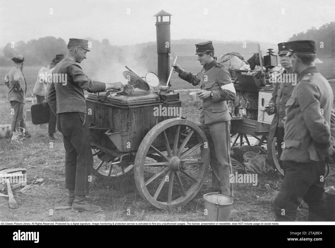 Pendant la période de la guerre mondiale 1. Soldats suédois quelque part en Suède dans une cuisine de campagne, cuisinant pour les soldats. 1917 Banque D'Images