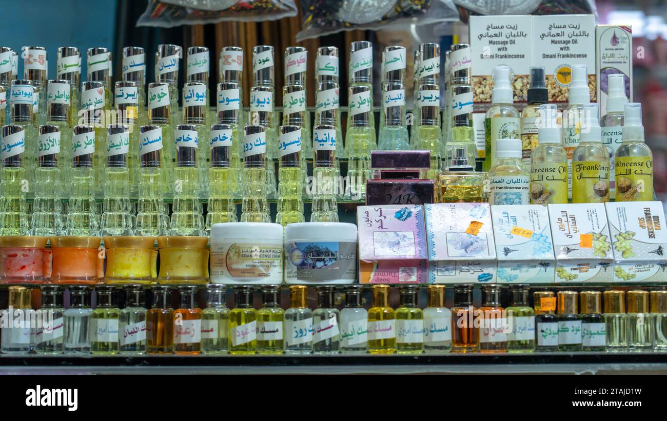 Salalalah, Oman -novembre 11,2023 : parfums et buhkoor vendus au souk Al-Husn à Salalah. Banque D'Images