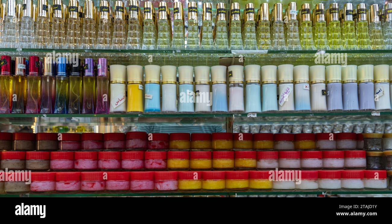 Salalalah, Oman -novembre 11,2023 : parfums et buhkoor vendus au souk Al-Husn à Salalah. Banque D'Images
