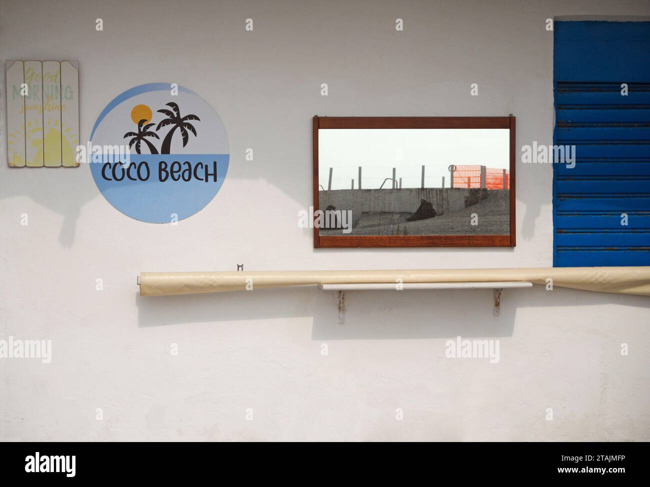 Détail d'un bar de plage fermé avec miroir à la fin de l'été, Italie Banque D'Images
