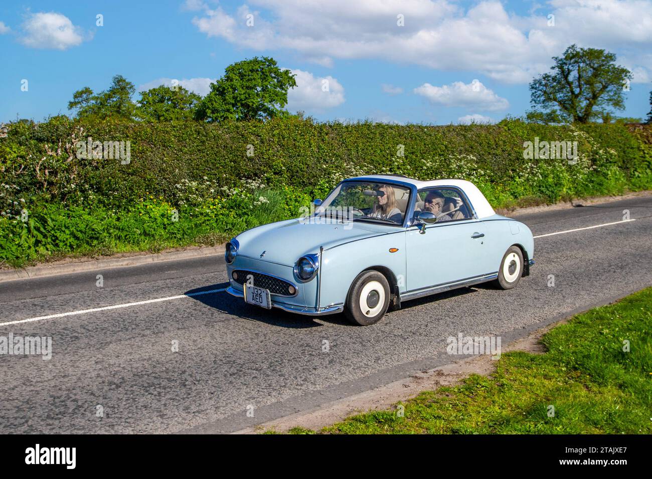 1991 Bleu blanc Nissan Figaro 980 cc essence ; Vintage, moteurs classiques restaurés, collectionneurs d'automobiles amateurs d'automobile, voitures anciennes voyageant dans le Cheshire, Royaume-Uni Banque D'Images