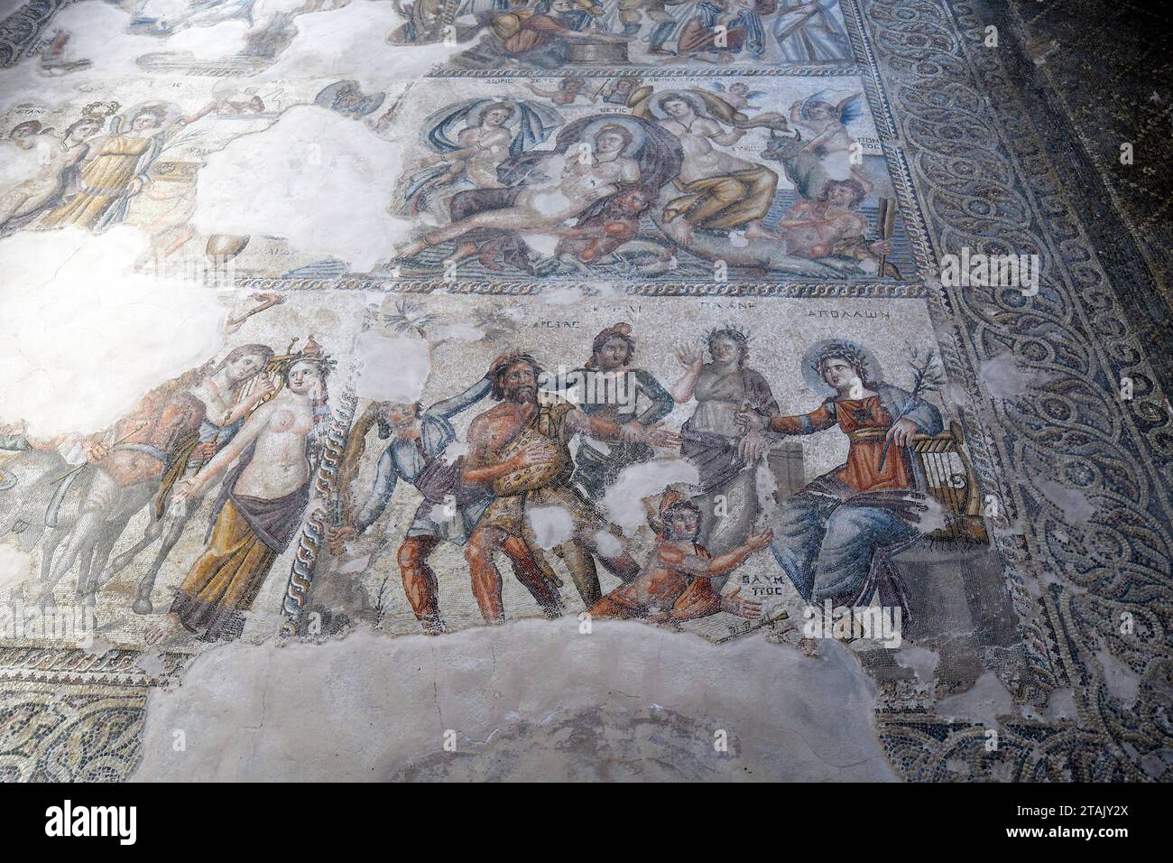 Paphos, Chypre - 02 octobre 2023 : Grande mosaïque dans la salle de réception avec des motifs de la mythologie grecque dans le parc archéologique de Kato Paphos - un UNESC Banque D'Images