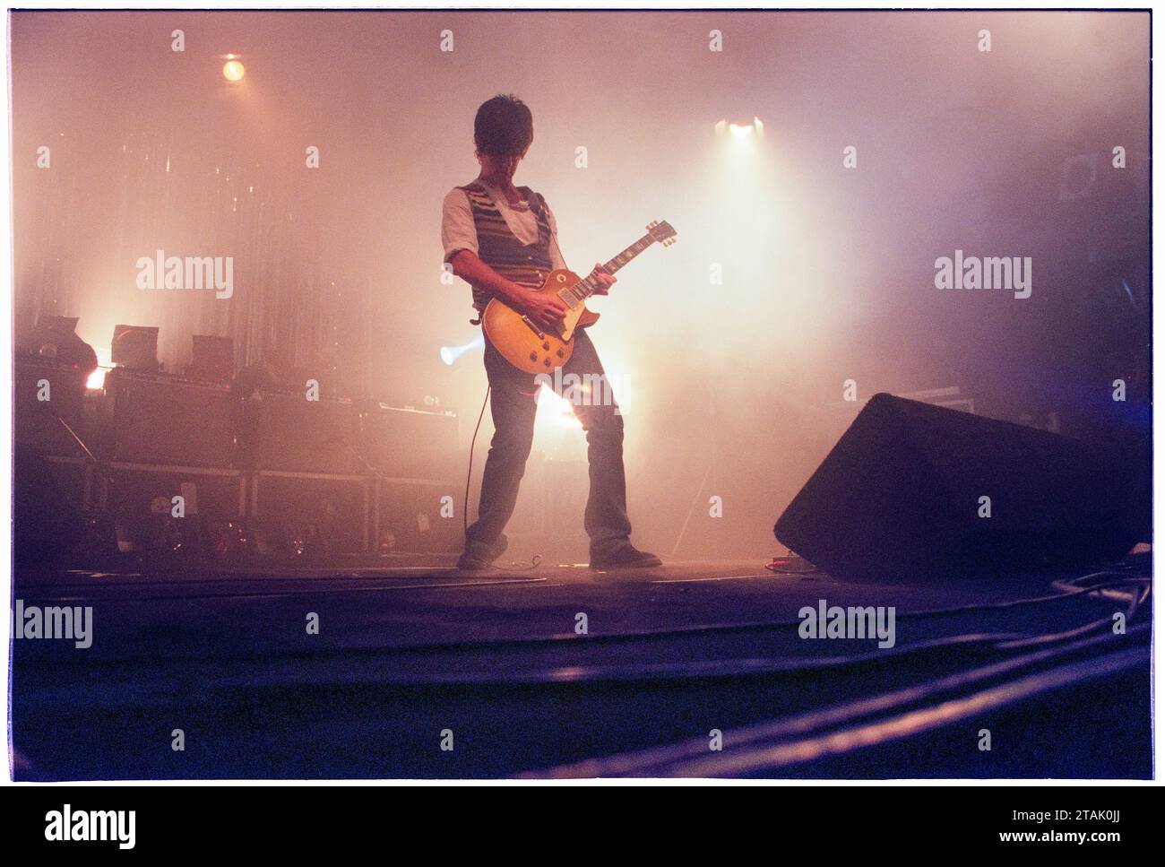 STONE ROSES, JOHN SQUIRE, GUITARE, 1994 : John Squire des Stone Roses jouant au Newport Centre à Newport, pays de Galles, Royaume-Uni en tournée pour promouvoir leur single Love Spreads et leur album second Coming, le 4 décembre 1994. Photo : Rob Watkins Banque D'Images