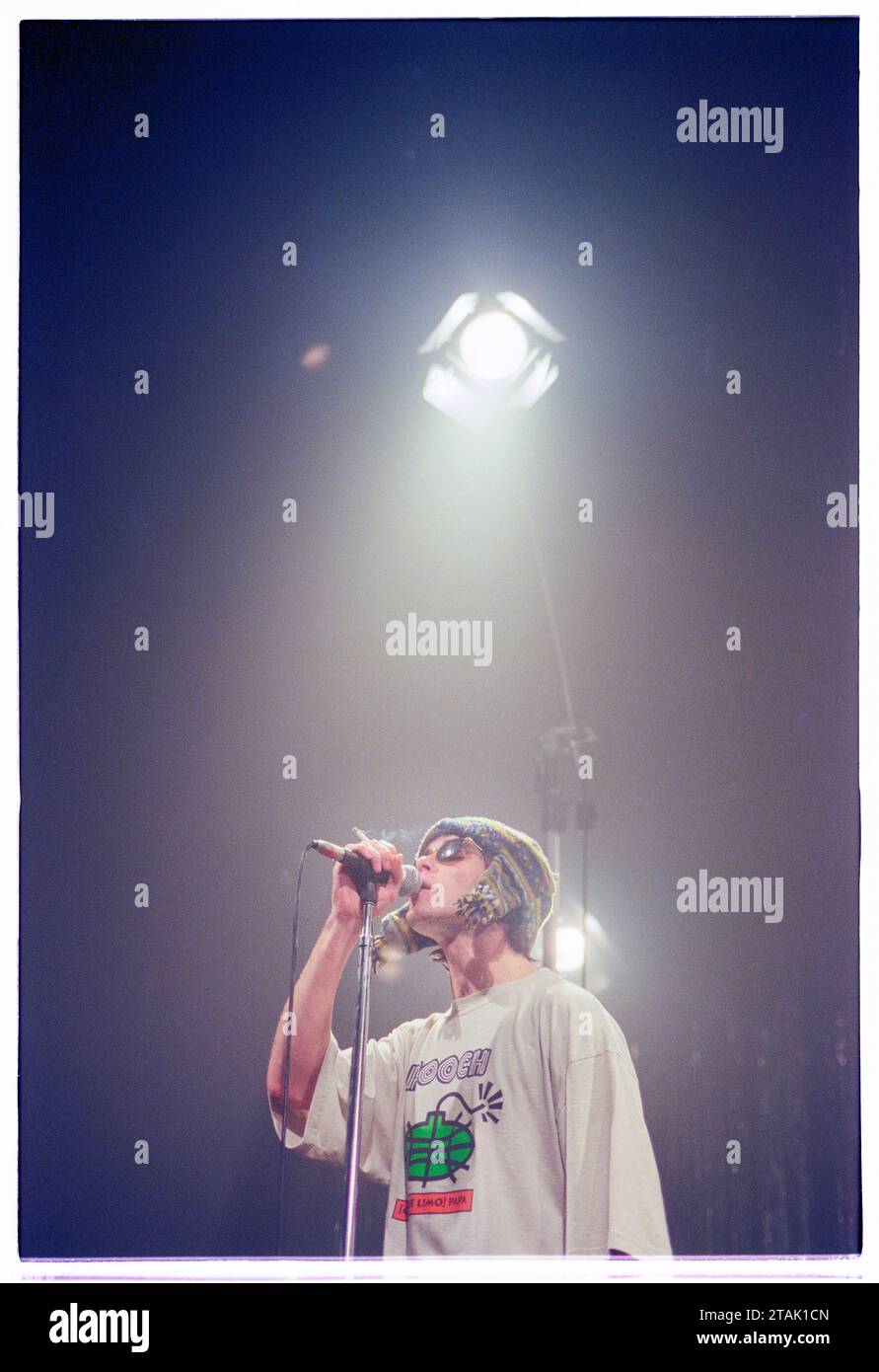 IAN BROWN, THE STONE ROSES, CHANTEUR, 1994 : Ian Brown des Stone Roses fume une cigarette et chante au Newport Centre à Newport, pays de Galles, Royaume-Uni, en tournée pour promouvoir leur single Love Spreads et leur album second Coming, le 4 décembre 1994. Photo : Rob Watkins Banque D'Images