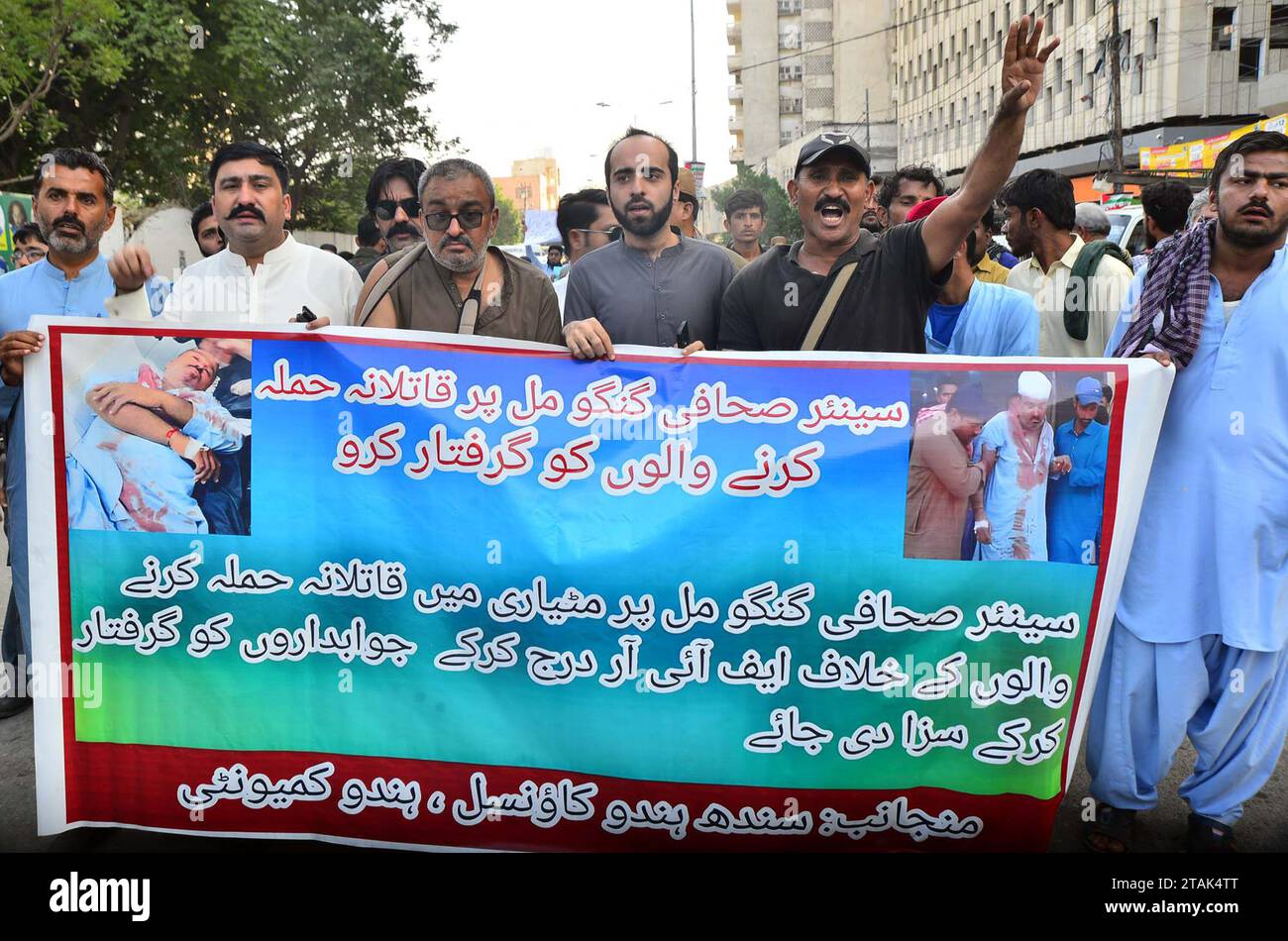 Des membres du Sindh Hindu Council organisent une manifestation de protestation contre l'attaque contre Gangumal, journaliste senior à Matiari, au club de presse de Karachi le vendredi 1 décembre 2023. Banque D'Images