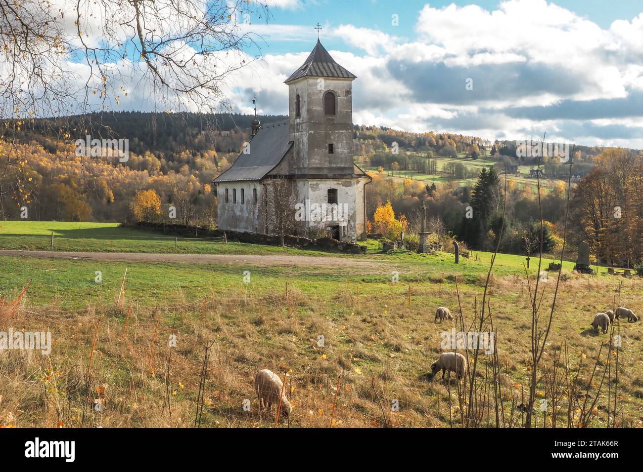 Monument culturel protégé Église de St. Jean de Nepomuk à Vrchni Orlice à Bartosovice, Orlicke hory, montagnes, République tchèque, octobre 7, 2023. ( Banque D'Images