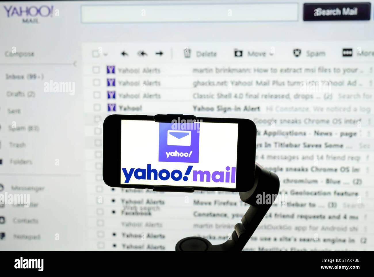 Dans cette illustration photo, le logo de Yahoo Mail est vu affiché sur un écran de téléphone mobile avec son interface de site Web en arrière-plan. Banque D'Images