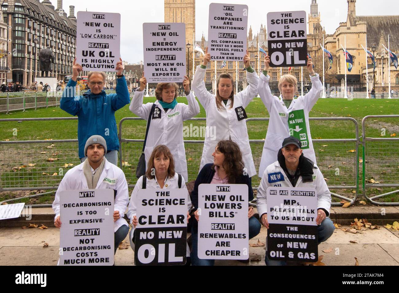 Londres, Royaume-Uni. 21 novembre 2023. Scientists for extinction Rebellion a organisé une manifestation aujourd'hui à Parliament Square, à Londres. Ils étaient à Londres dans le cadre du MP Watch où ils ont prévu de tenir des conversations constructives sur le climat avec les députés locaux appelant à pas de nouveau pétrole. Parmi les autres participants à MP Watch, citons Scientists for Global Responsibility, Climate Majority Project, Lawyers are Responsible, The Education Climate Coalition, Green @ Barts Health, Eco Medics, Climate Psychology Alliance, Climate Science Breakthrough, UK Health Alliance on Climate change, Doctors' Association UK, Plant Based H Banque D'Images