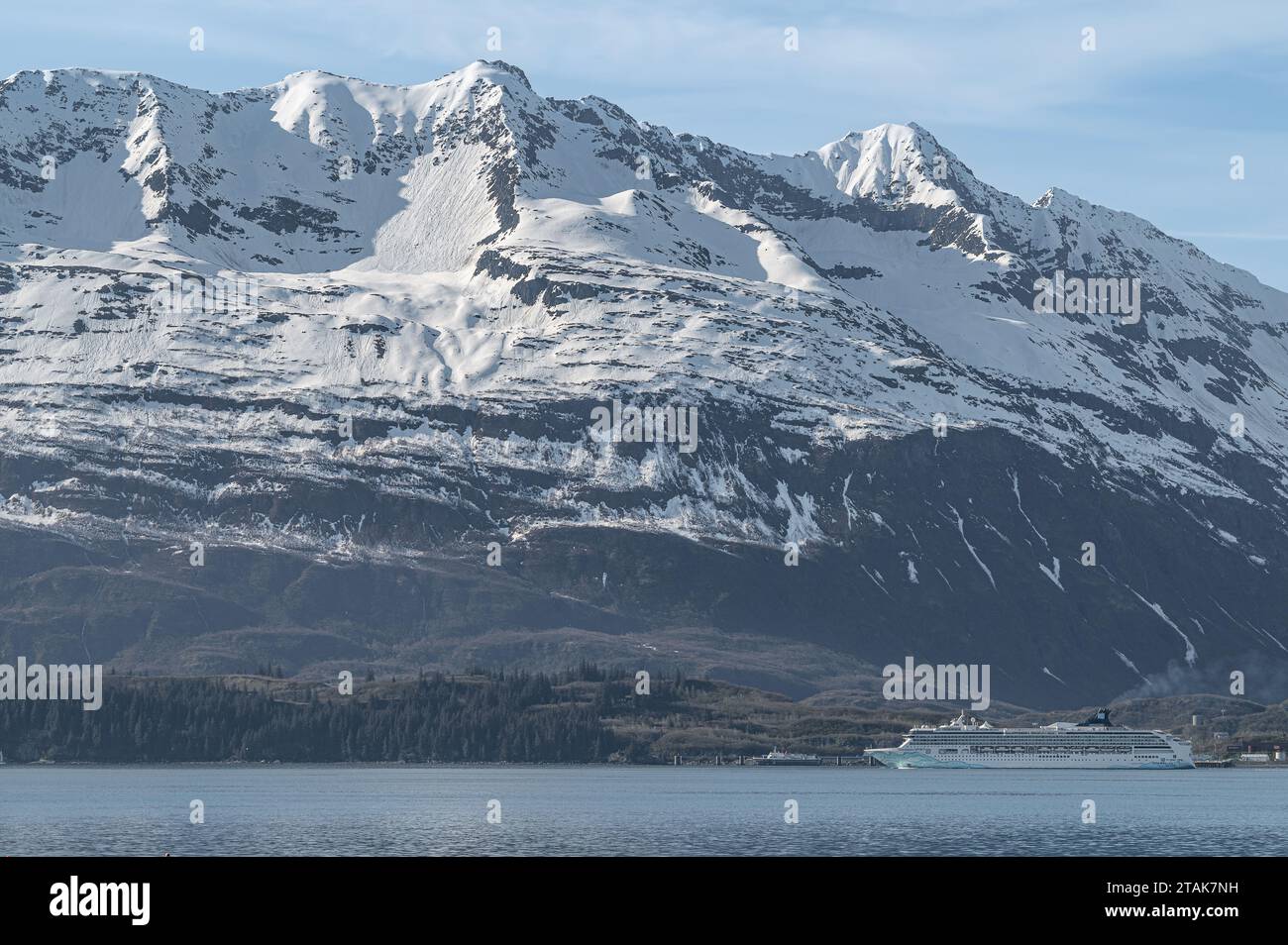 Norwegian Spirit Cruise Liner éclipsé par les montagnes enneigées derrière, Valdez, Alaska. ÉTATS-UNIS Banque D'Images