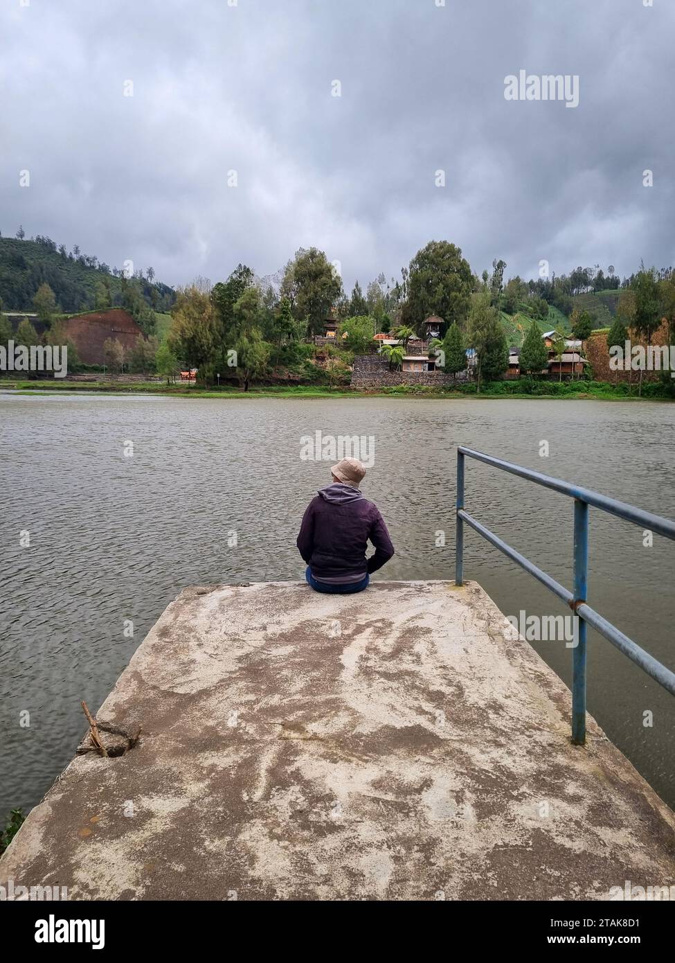 Un homme semble profiter de la vue du paysage le long du lac Ranupani, Lumajang, Java oriental, Indonésie Banque D'Images