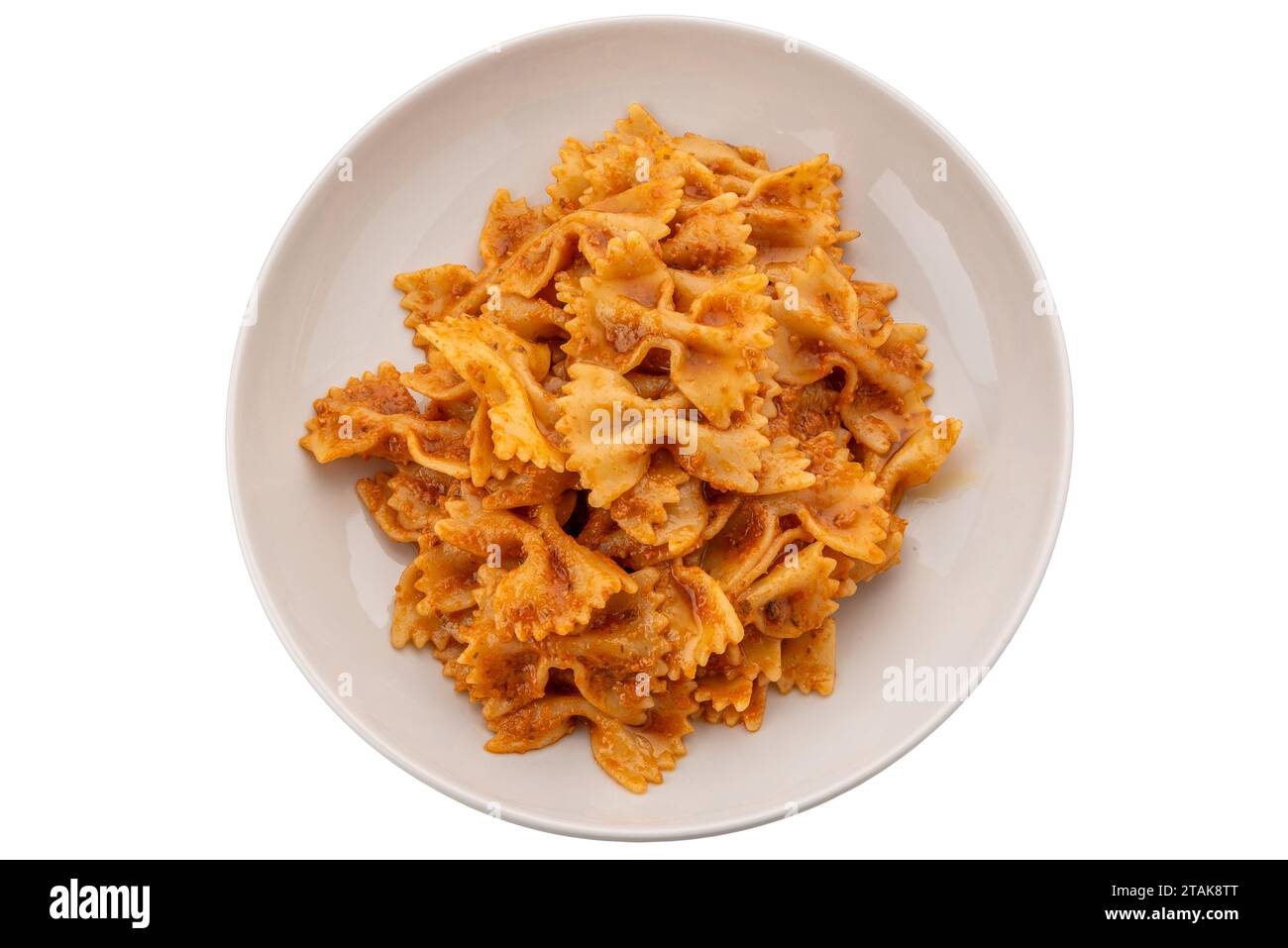 Pâtes Farfalle avec sauce tomate et Chili et ail et huile d'olive dans une assiette blanche isolée sur blanc avec chemin de découpage inclus Banque D'Images