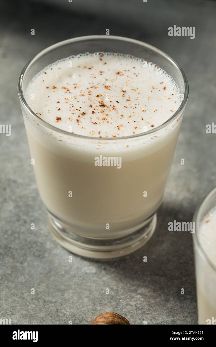 Punch au lait Bourbon froid crémeux avec noix de muscade pour Noël Banque D'Images