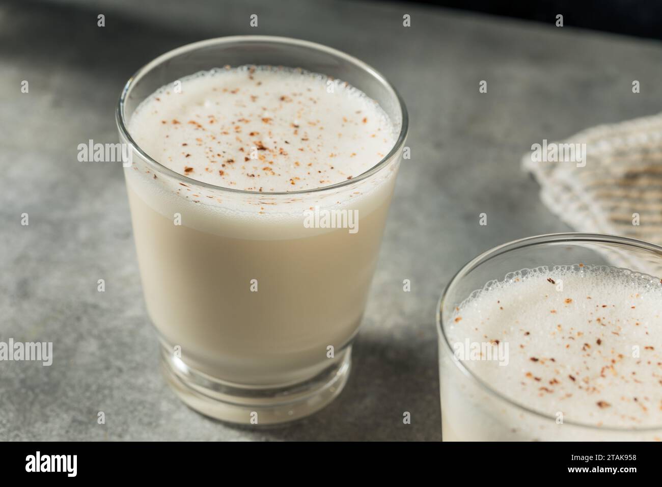 Punch au lait Bourbon froid crémeux avec noix de muscade pour Noël Banque D'Images