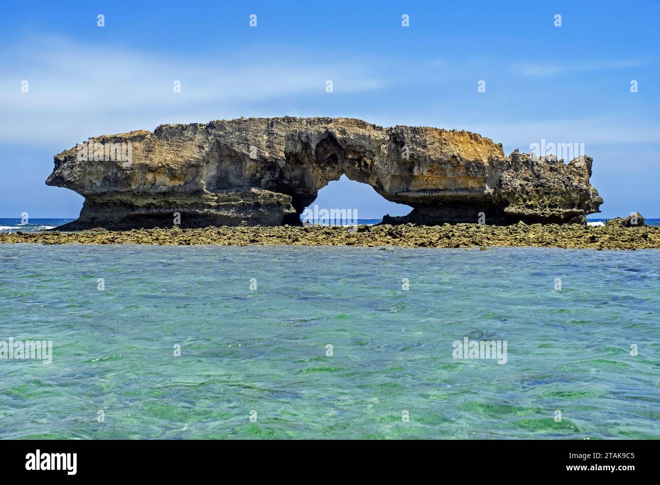 Arc rocheux naturel dans le canal du Mozambique en face du village de pêcheurs Andavadoaka près de Morombe, région Atsimo-Andrefana, Madagascar, Afrique Banque D'Images