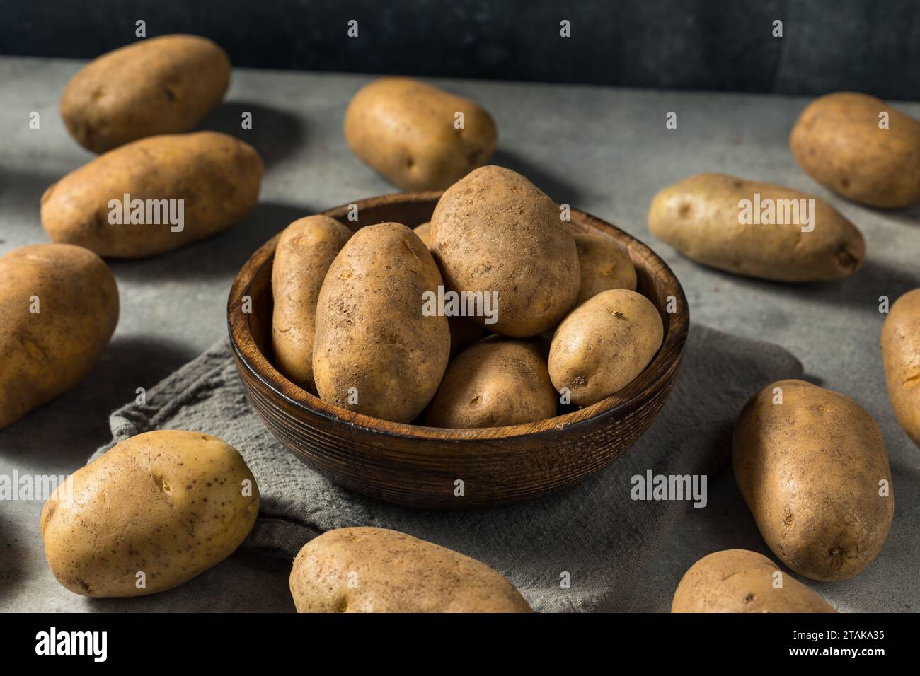 Pommes de terre Russet Idaho bio crues dans un bol Banque D'Images