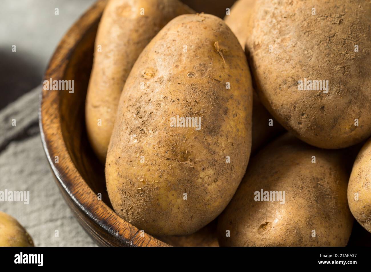 Pommes de terre Russet Idaho bio crues dans un bol Banque D'Images