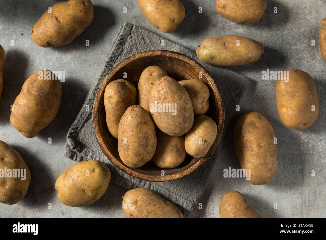 Pommes de terre Russet Idaho bio crues dans un bol Banque D'Images