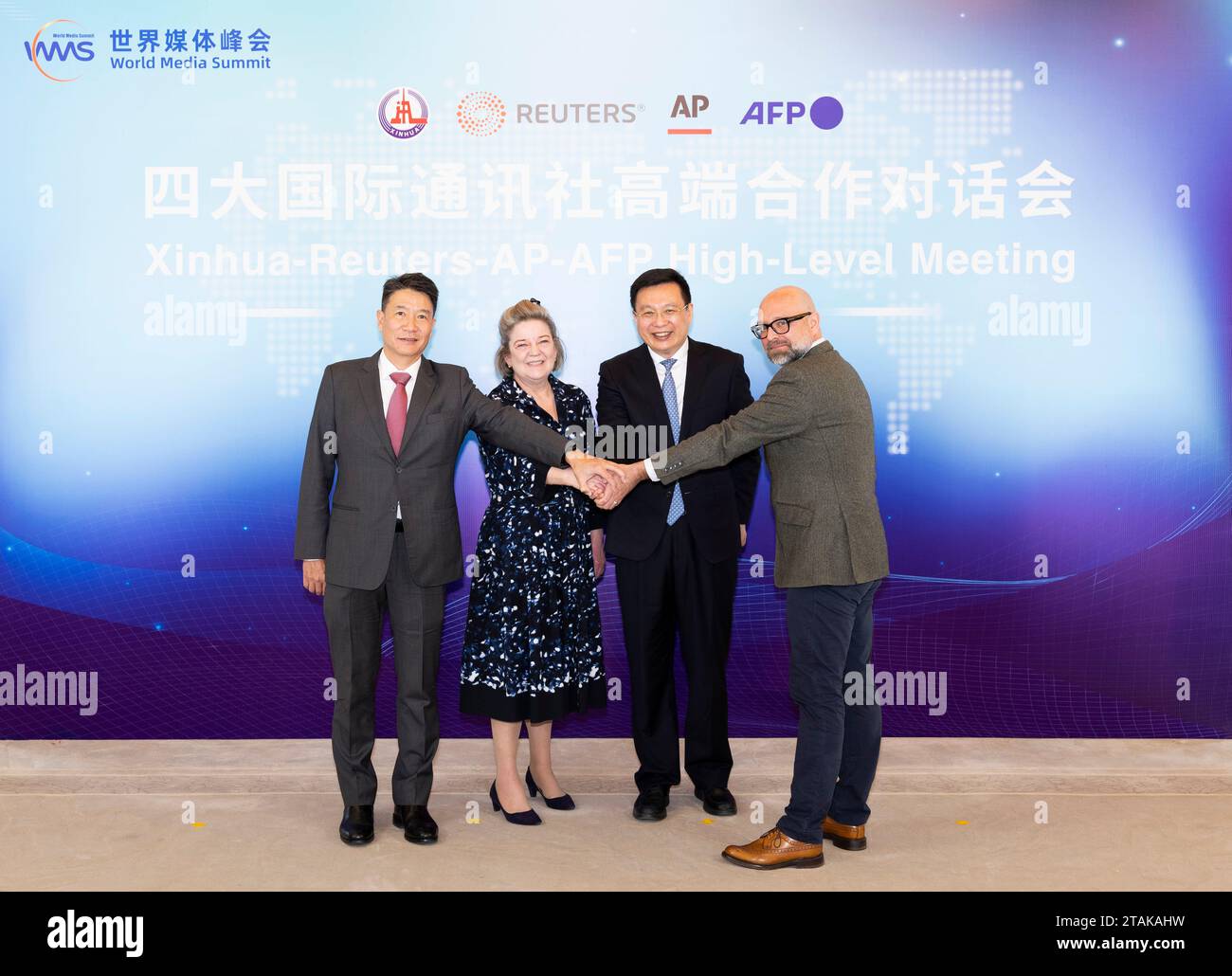 (231201) -- BEIJING, 1 décembre 2023 (Xinhua) -- Fu Hua, président de l'agence de presse Xinhua, Sue Brooks, directrice de l'agence Reuters, YK Chan, vice-présidente de l'Associated Press (AP), et Michael Mainville, membre du Comité exécutif de l’Agence France-presse (AFP) et directeur régional de l’AFP pour l’Asie-Pacifique, se rencontrent à Beijing, capitale de la Chine, pour discuter de la coopération pour relever les défis pressants auxquels sont confrontés les médias en ces temps de changement, 1 décembre 2023. La réunion de vendredi a eu lieu avant le cinquième Sommet mondial des médias (WMS) qui se tiendra dans les villes de Guangzhou et Kunming. Les dirigeants ont convenu que la nouveauté internationale Banque D'Images