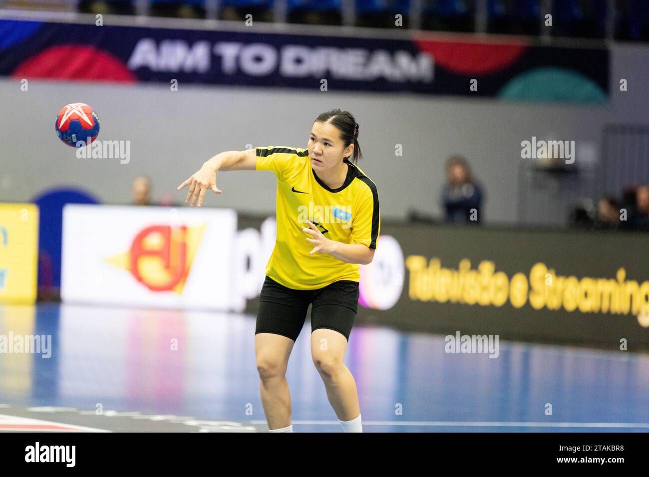 Frederikshavn, Danemark. 01 décembre 2023. Tansholpan Jumadilova (77) du Kazakhstan vu lors du match du Championnat du monde de handball IHF 2023 entre le Kazakhstan et le Brésil à Arena Nord à Frederikshavn. (Crédit photo : Gonzales photo/Alamy Live News Banque D'Images