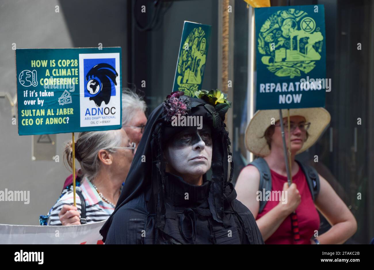 Londres, Royaume-Uni. 12 juin 2023. Militants en dehors des bureaux de l'IPIECA. Extinction Rebellion a organisé une manifestation dans la City de Londres pour protester contre la reprise de la COP 28 par les compagnies pétrolières. Crédit : Vuk Valcic/Alamy Banque D'Images