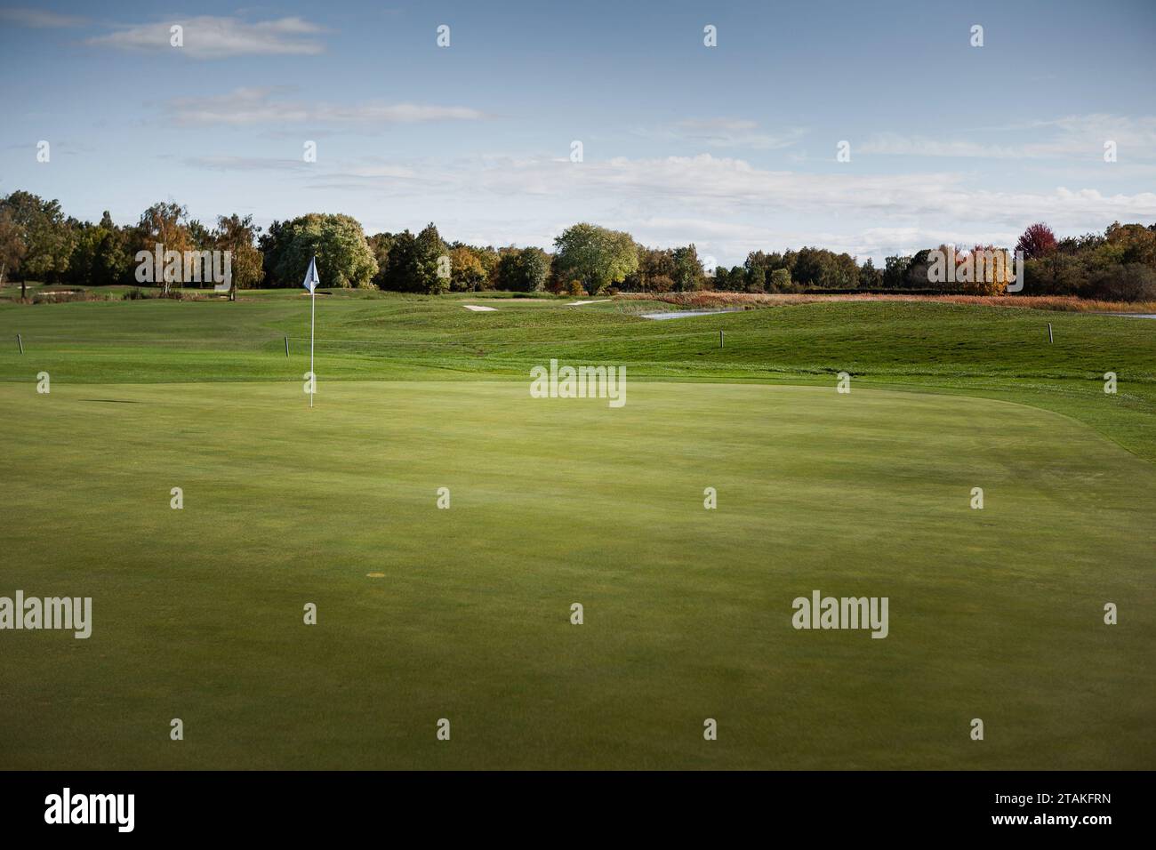 Green de golf dans la campagne française Banque D'Images