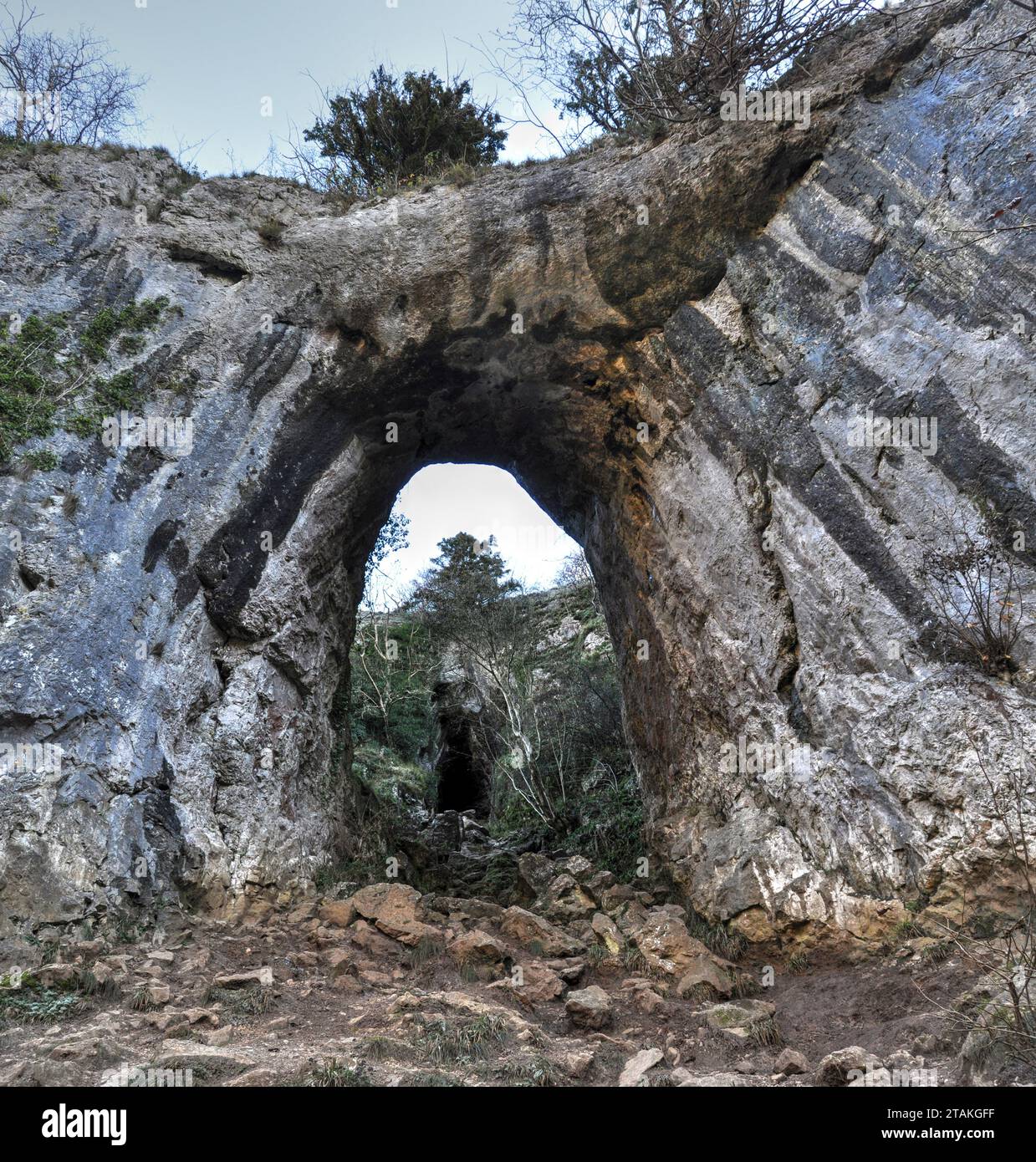 Reynard Cave, Dovedale, Peak District, une arche de calcaire naturel Banque D'Images