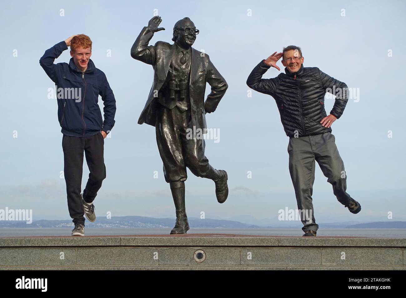 Statue du comédien Eric Morecambe avec père et fils, Morecambe, Lancashire, Royaume-Uni Banque D'Images