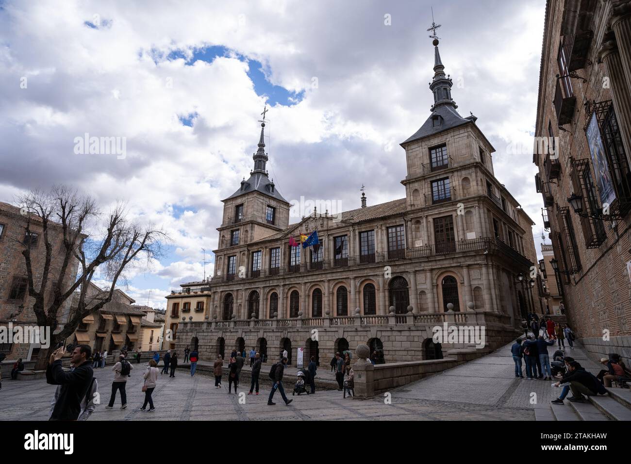 Tolède, Espagne - 18 mars 2023 : façade de la mairie, siège du Conseil municipal de Tolède, Espagne, avec des touristes marchant à travers la ville hal Banque D'Images