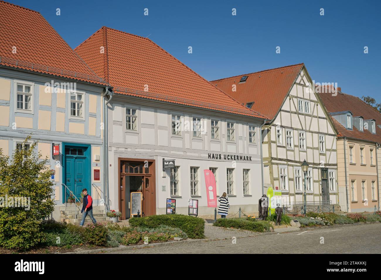 Straßenszene, Altbauten, Haus Uckermark, Hoher Steinweg, Altstadt, Angermünde, Brandenburg, Deutschland Banque D'Images