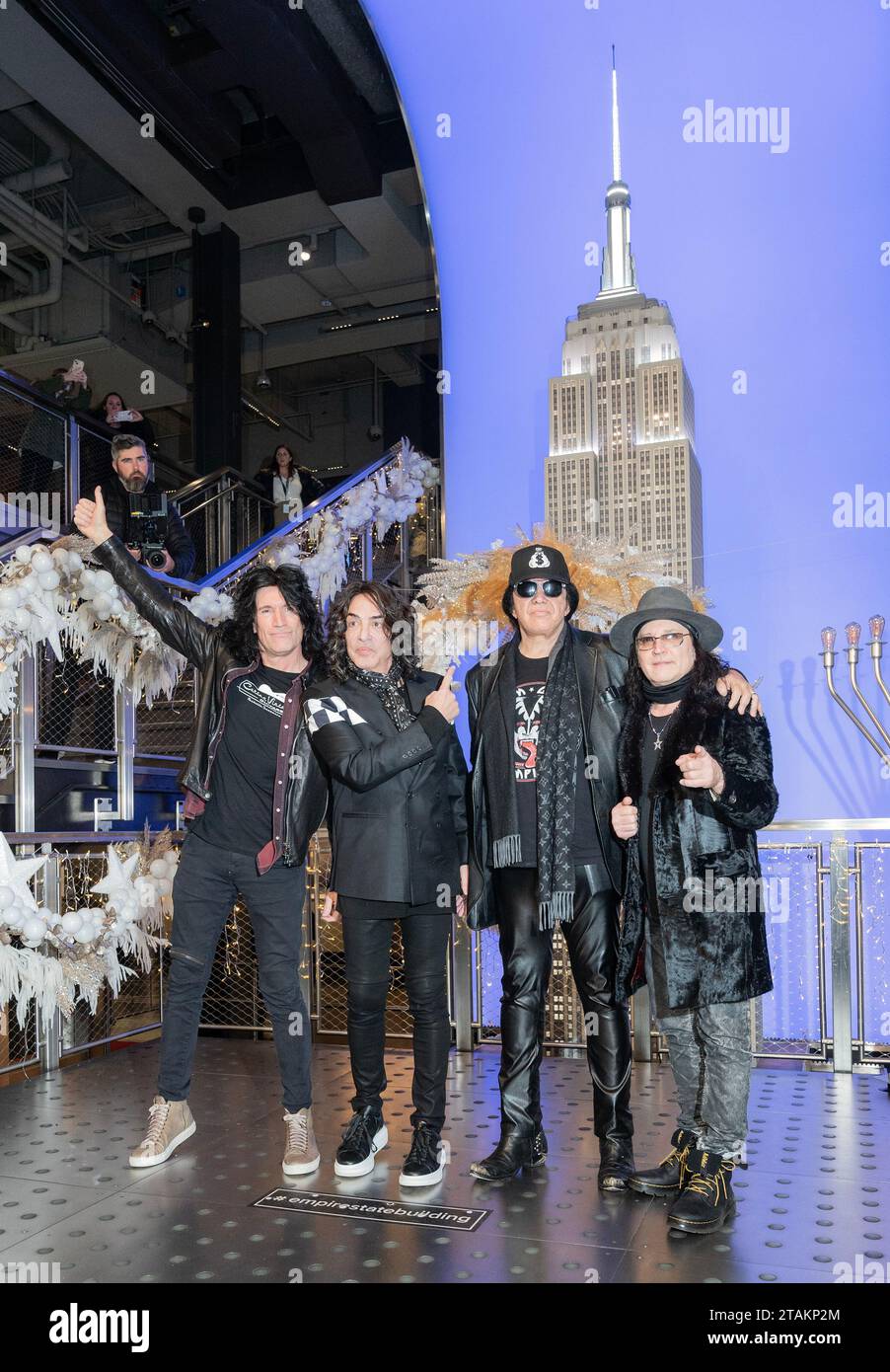 New York, États-Unis. 30 novembre 2023. Tommy Thayer, Paul Stanley, Gene Simmons, Eric Singer de KISS band assistent à l'éclairage cérémoniel de l'Empire State Building à New York le 30 novembre 2023 pour célébrer le dernier concert du groupe au Madison Square Garden. Band a reçu une proclamation du maire de la ville déclarant le 3 décembre Journée DU KISS. (Photo de Lev Radin/Sipa USA) crédit : SIPA USA/Alamy Live News Banque D'Images