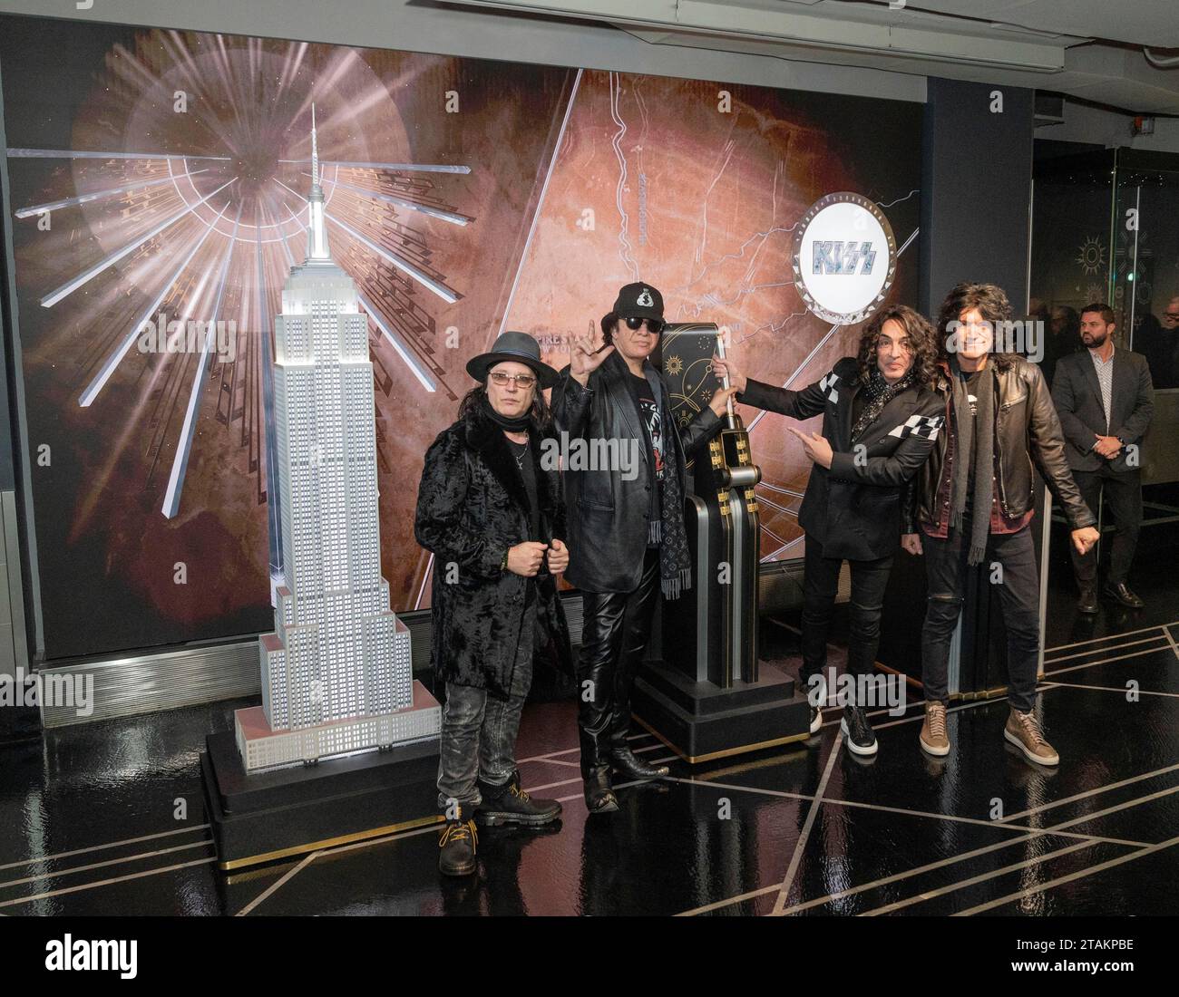 New York, New York, États-Unis. 30 novembre 2023. Eric Singer, Gene Simmons, Paul Stanley, Tommy Thayer de KISS BAND assistent à l'éclairage cérémoniel de l'Empire State Building à New York le 30 novembre 2023 pour célébrer le dernier concert du groupe au MSG (image de crédit : © Lev Radin/ZUMA Press Wire) POUR USAGE ÉDITORIAL UNIQUEMENT ! Non destiné à UN USAGE commercial ! Banque D'Images