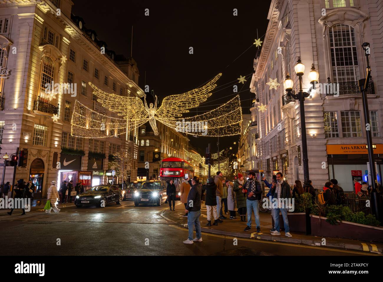 Londres, Royaume-Uni - novembre 20 2023 : Regent Street St James's dans le centre de Londres avec des lumières de Noël. Vu de Piccadilly Circus avec les gens et la circulation. Banque D'Images