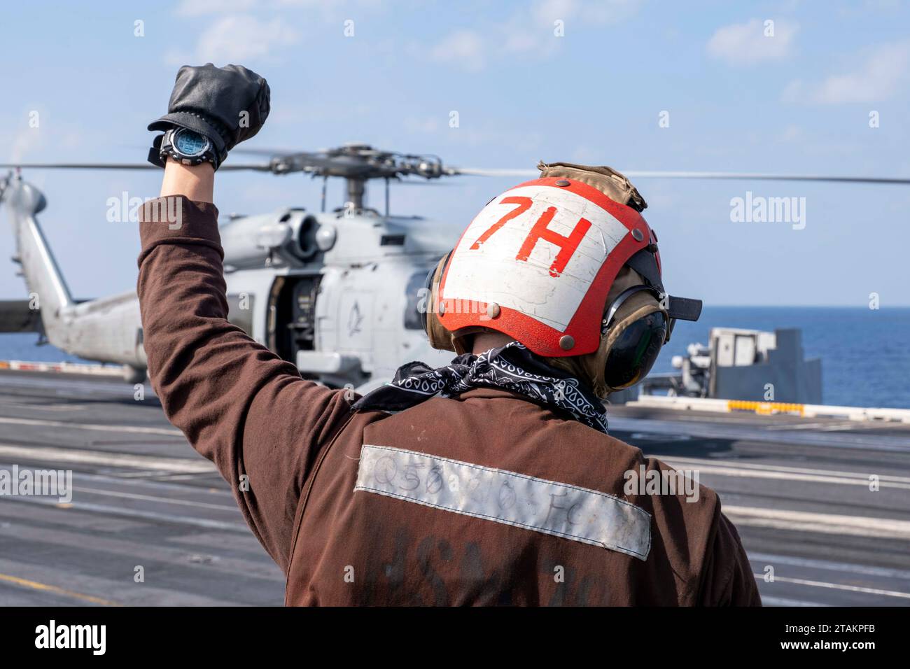 Les marins de l'USS Carl Vinson (CVN 70) mènent des opérations de vol en hélicoptère dans la mer des Philippines le 29 novembre 2023. Photo d'Emily Claire Bennett Banque D'Images